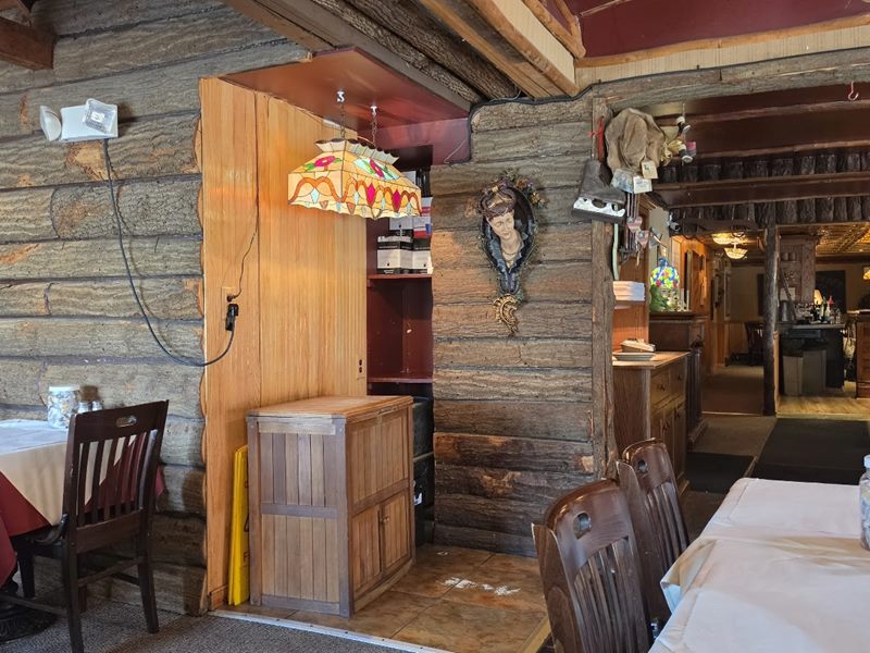 Cap'n Cat Clam Bar interior