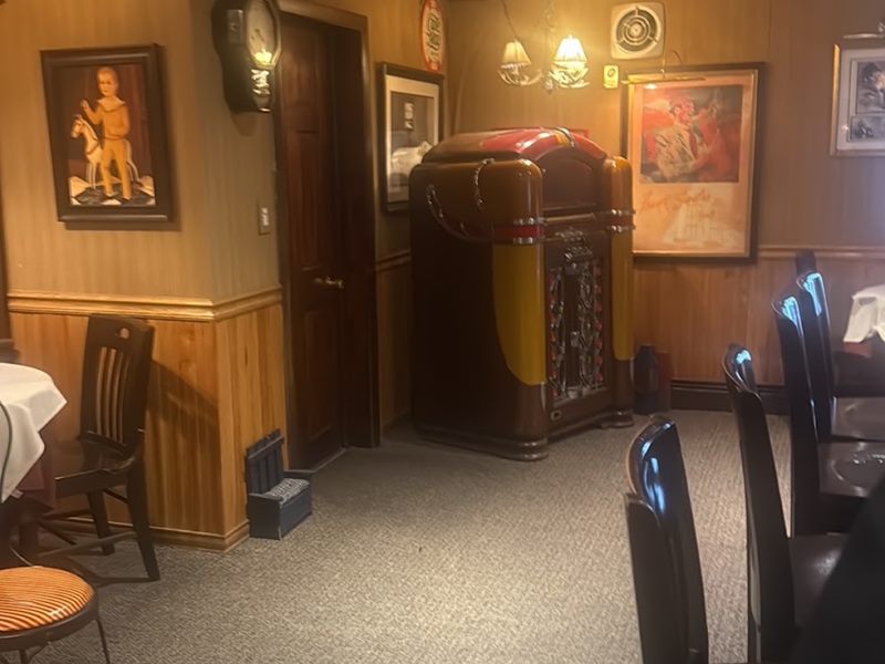 Cap'n Cat Clam Bar interior